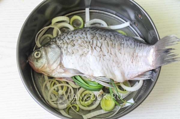 Положить рыбу на лук