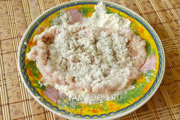 Обвалять в муке