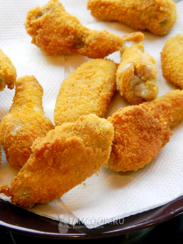 Выложить крылышки на салфетку