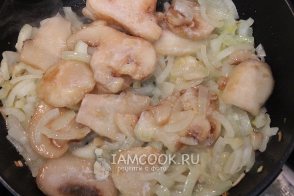 Выложить к луку грибы