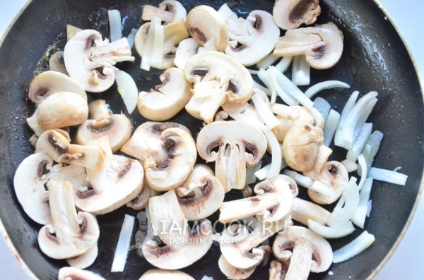Обжарить лук с грибами