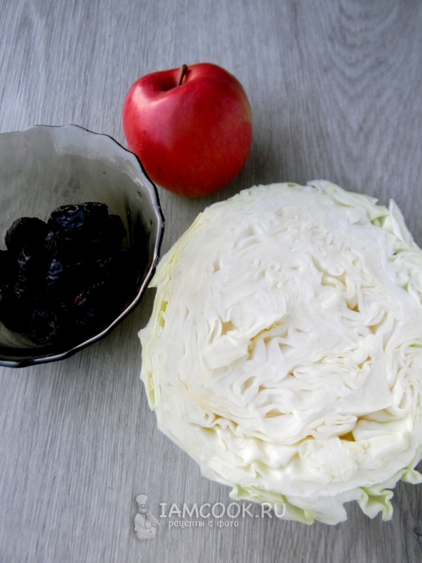 Ингредиенты для капустного салата с яблоком и черносливом