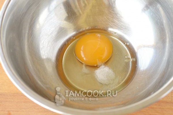 Яйцо взбить с солью