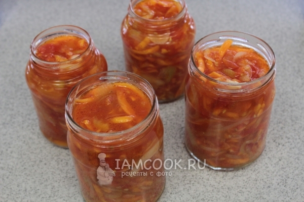 Разложить салат по банкам