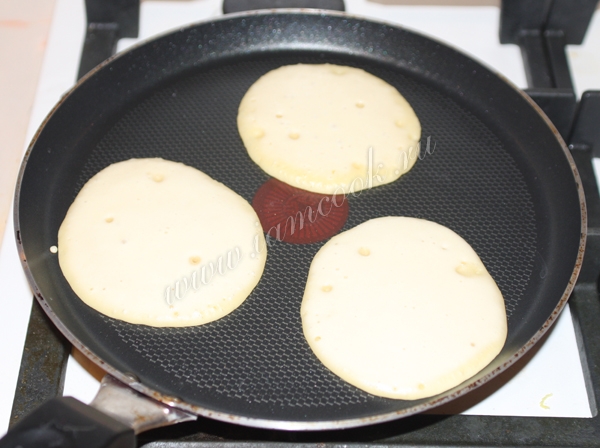 Жарка молочных оладьев, фото