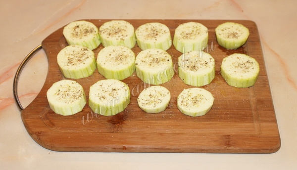 Кабачок нарезанный кружочками