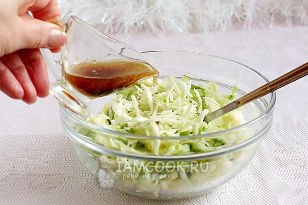 Полить соусом