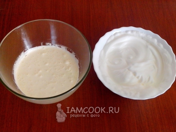 Взбить по отдельности белки и желтки с сахаром