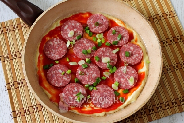 Положить колбасу и лук