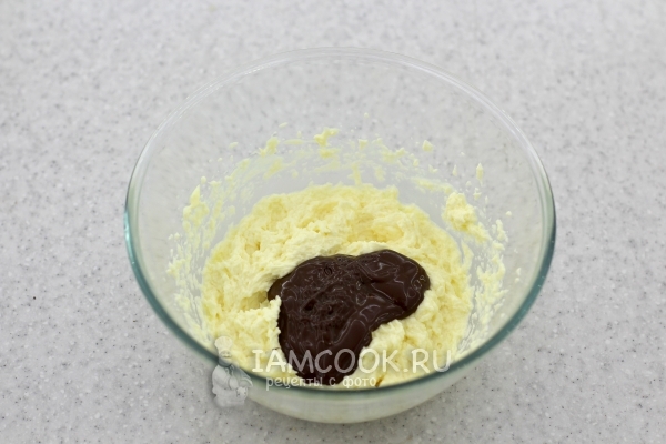 Добавить растопленный шоколад