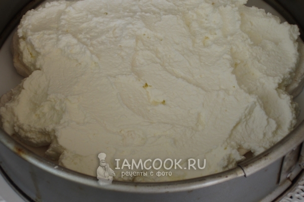 Положить слой зефира и взбитых сливок