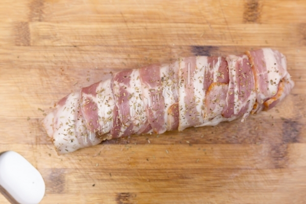 Обернуть рулет беконом