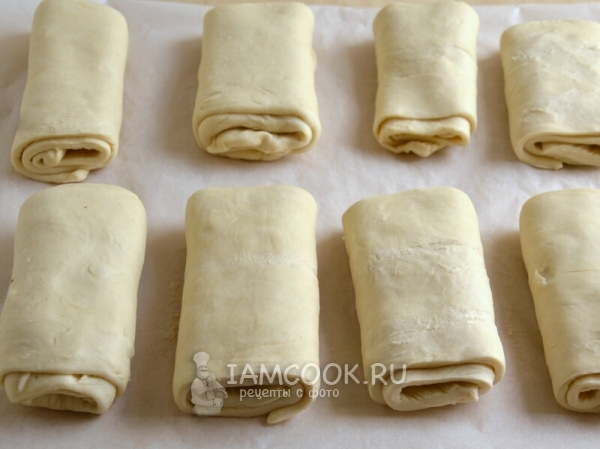 Переложить рулеты на противень