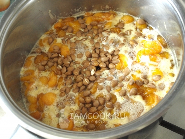 Положить к абрикосам орехи