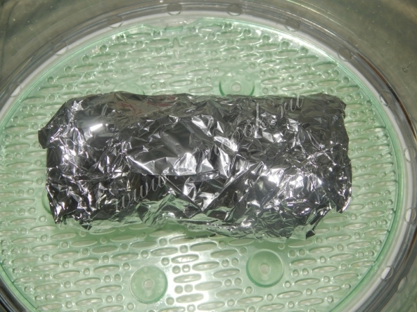 Мясо завернуть в фольгу