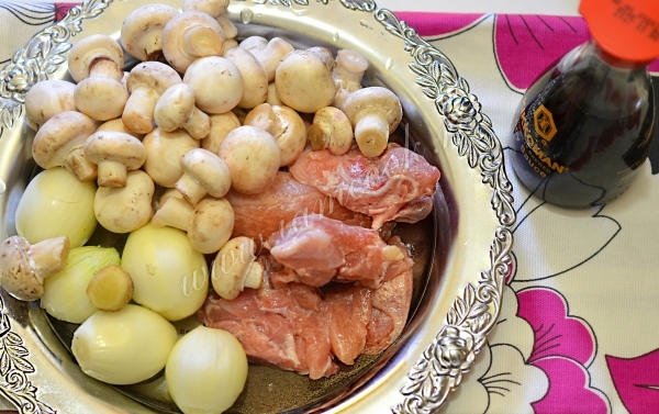 Грибы, курица и лук