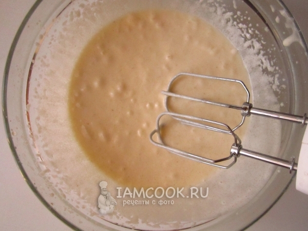 Взбить сметану с сахаром