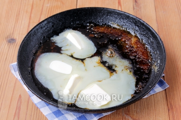 Нагреть сахар с водой и маслом