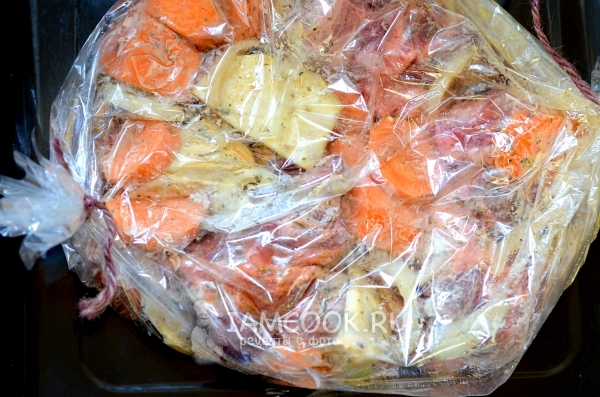 Говядина с овощами в рукаве