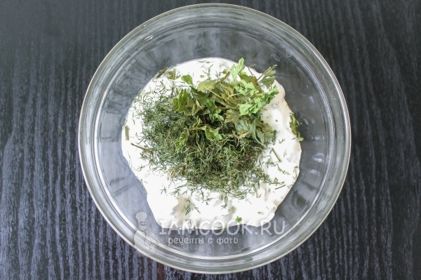 Положить в сметану зелень и соль