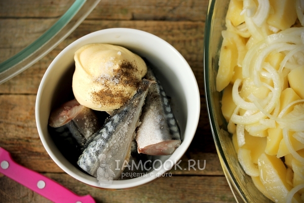 Смешать рыбу с майонезом, солью и перцем