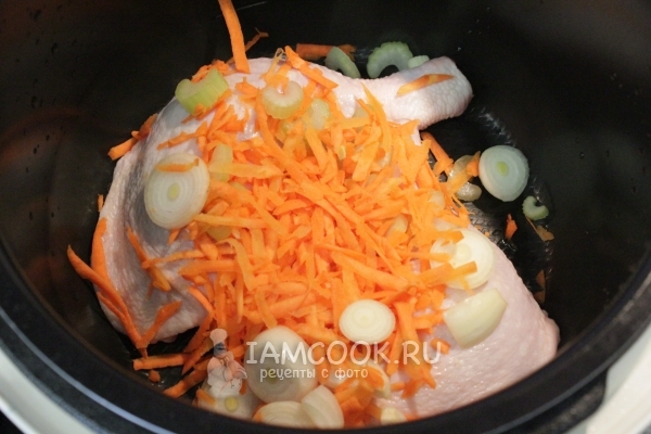 Положить морковь, лук и сельдерей