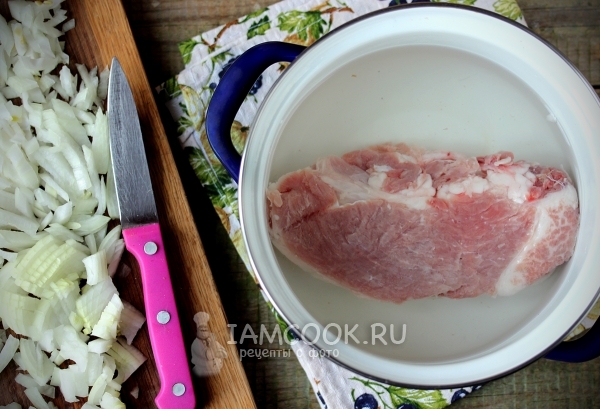 Нарезать лук и положить мясо в кастрюлю с водой