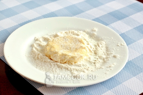 Обвалять творожный сырник в муке