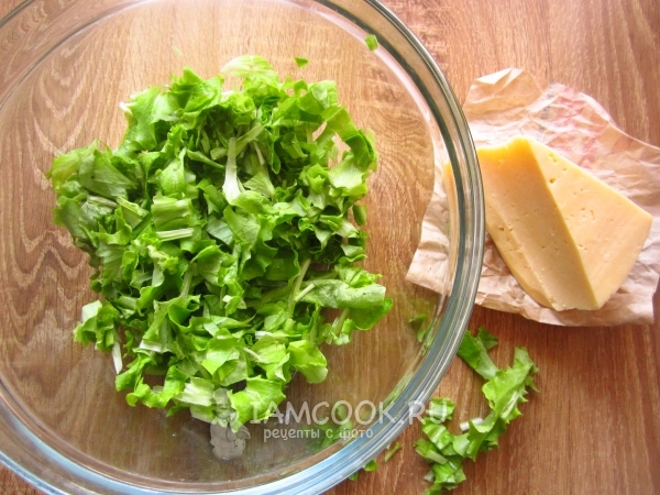 Измельчить листья салата