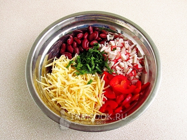 Соединить ингредиенты для салата