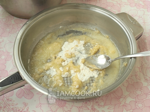 Обжарить муку в масле