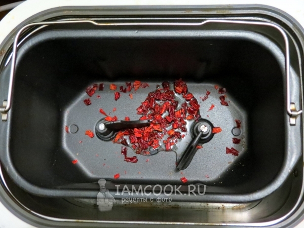 Положить в хлебопечку перец и масло