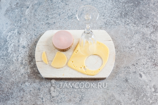 Вырезать из сыра круг