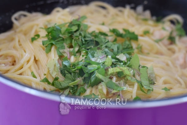 Положить зелень к спагетти с креветками