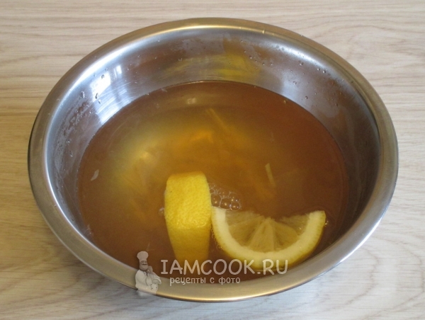 Влить воду, ром и бальзам