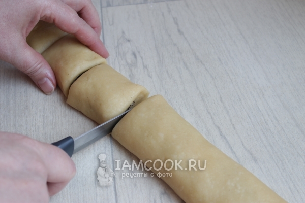 Порезать рулет на части