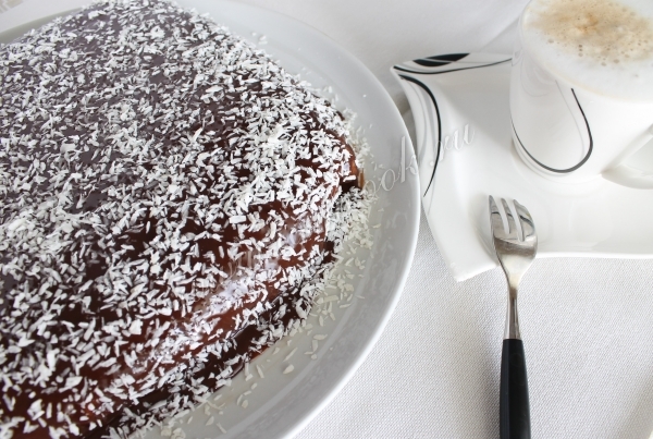 Посыпаем кекс кокосовой стружкой