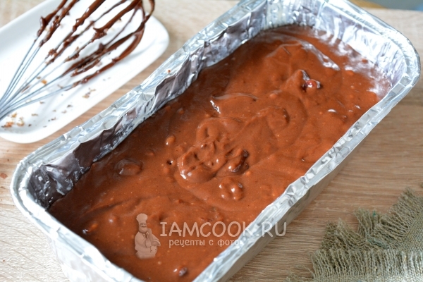 Переложить тесто в форму