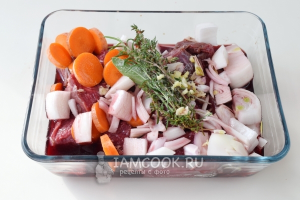 Положить травы и чеснок