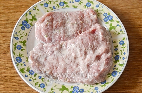 Достать стейк из маринада