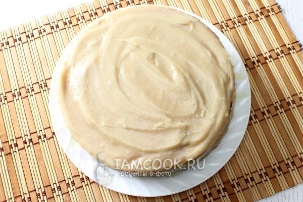 Смазать коржи кремом