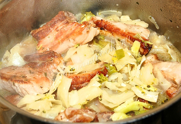 Тушение ребрышек с капустой