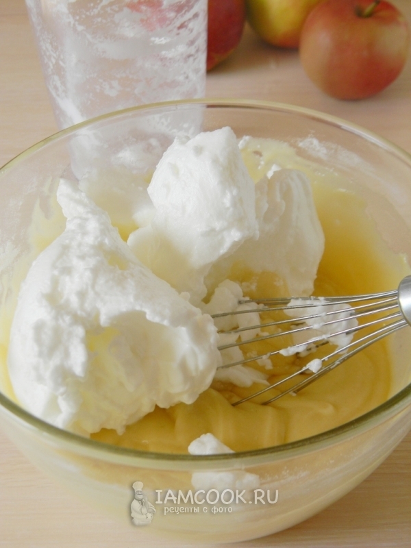 Ввести взбитые белки