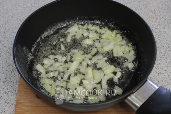 Обжарить лук