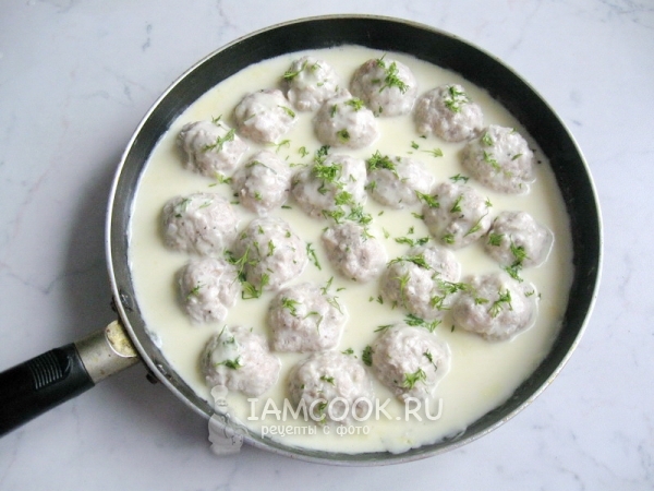 Приправить тефтели зеленью