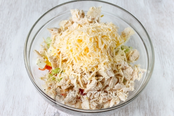 Добавить сыр, соль и перец