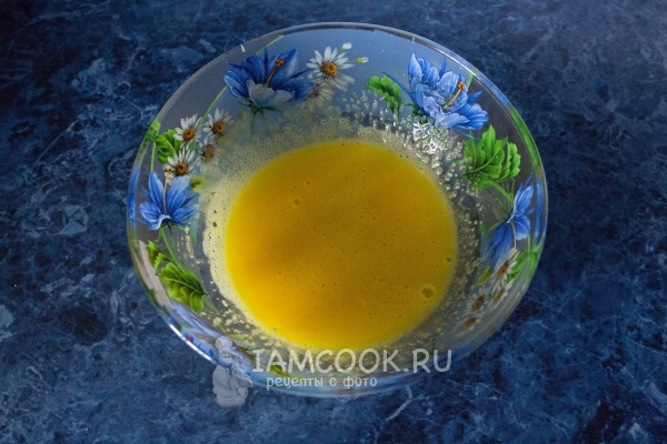 Взбить желтки с сахаром