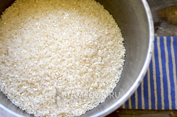 Сухой шлифованный рис в казане