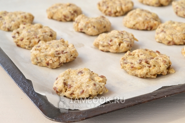 Выложить печенье на противень
