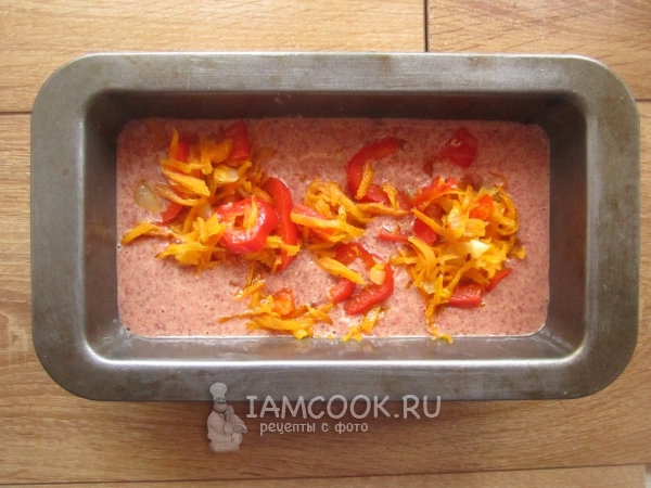 Выложить в форму овощи и печеночную смесь